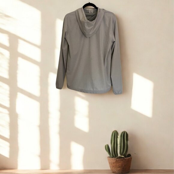 Vuori Outdoor Trainer Shell Like New in Light Gray - Picture 2 of 4